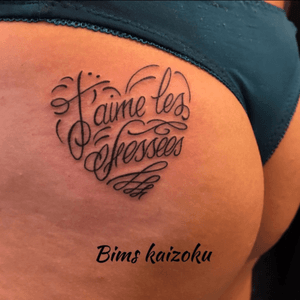 PARTAGE si toi aussi tu aimes mettre des #fessée #jaimelesfesses #bims #bimstattoo #bimskaizoku #coeur #heart #tatouage #paristattoo #blackwork #blxckwork #blackworkers #ink #inked #inkedgirl #tattoo #paris #paname #tattoos #tattoogirl #tattooart #tattooed #tattoedgirl #tattoolove #tattoolife #tattoostyle #tattooartist #tattooedwomen #tattooer 