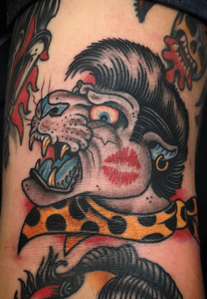 Rock n roll panther done this week. #traditionaltattoo #traditional #panthertattoos #panther #kiss #rockandroll #colortattoo 