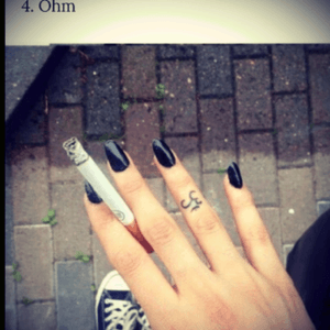 Love the idea... But not on the finger tho #ohmtattoo #beautifulmeaning #fingertatoo #fingertat