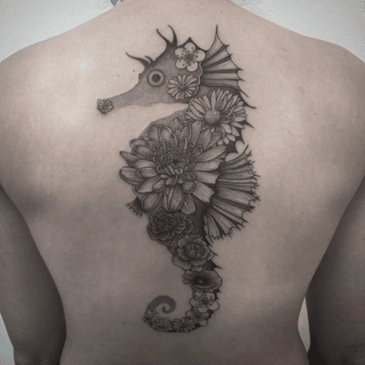 #hyppocampe #hyppocampetattoo #seahorse #seahorsetattoo #flowers #flowerstattoo #fleurs #fleurstattoo #dot #dotwork #dottattoo #dotworktattoo #backtattoo #blackandgreytattoo #blackandwhitetattoo #girltattoo #stipple #stippletattoo #tattoodo #welove #petitspoints #lespetitspointsdefanny #tattoolausanne 