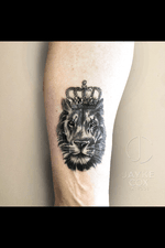 Went and did something different for a friend. Not my normal style but really enjoyed this 🦁🦁 •done with @truegenttattoosupplies @nocturnaltattooink @stencilanchored healed with @tattoobuzzbalm • #jaykecoxtattoos #realismlion #liontattoo #tattoooftheday #blackandgreytattoo #realismtattoo 