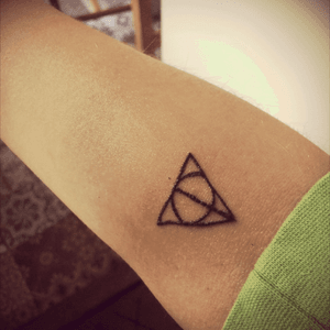 Okay so here it is ! The very firdt tattoo i did on somebody. It was saturday and please be nice in the comments cause i know ill do wayyy better the next time. Even if my friend who is a tattoo artist told me that i should be proud of my first shot 🙂 Anyway can't wait for the next session with somebody who will want to !#harrypotter #firstattoo #forearm #proudartist #rookie #freshink 