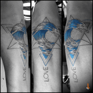 No.98 Love and Sea #tattoo #sea #bluesea #waves #blueink #geometric #geometry #metatron #merkaba #triangle #love #dotwork #weddinganniversary #surprise #bylazlodasilva (Fron ILI to PEPE)