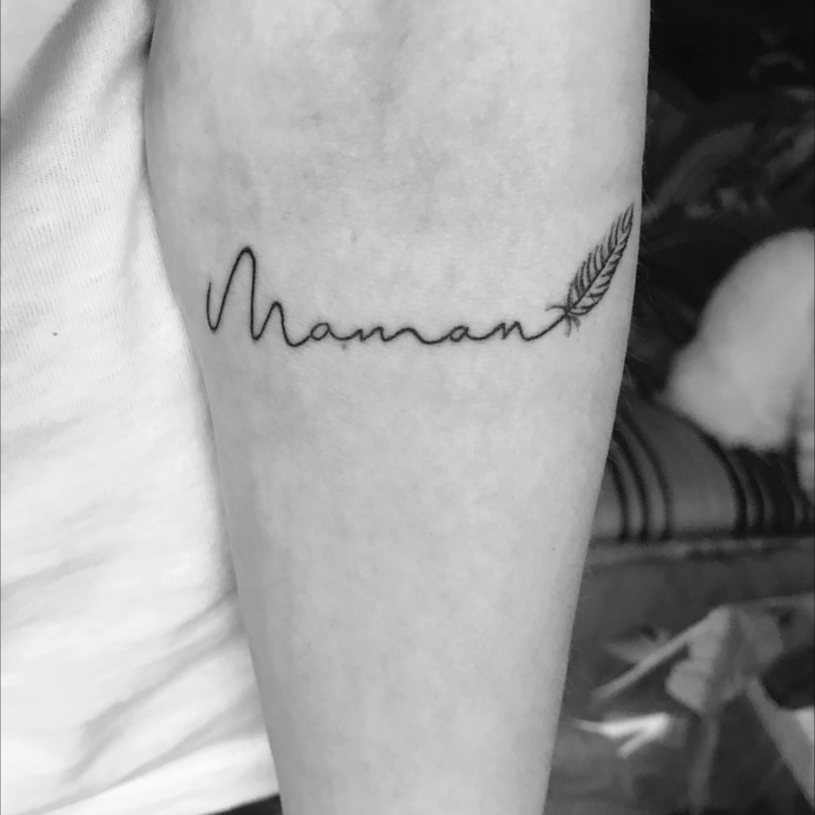 Tattoo uploaded by Mélanie Williams • Maman Maman Mom Plume Feather  Noir Black Love Amour • Tattoodo