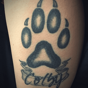 My first tattoo. I got this as a tribute to my cat that passed away about 5or 6 years ago. I think I got this tatto 3 or 4 years ago. It means a lot to me and ever time I see it I smile. I miss my baby Colby.#cat #firsttattoo #tribute 