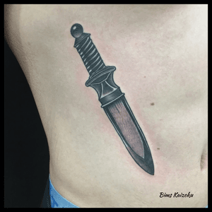 Toujours prêt à sortire son poignard 🗡 #bims #bimstattoo #bimskaizoku #paris #paristattoo #paname #tatouage #tatouages #dague #poignard #mma #ufc #bagarre #ink #inked #txttoo #love #hate #blackworkerssubmission #blxckink #blxckwork #instatattoo #tattoo #tattoos #tattooartist #tatt #tattooflash #tattooart #tattoolover #tattoist 
