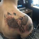 This is my latest tattoo, done by Jio Steffens at Fearless in the Hague. The three birds were already there, but because I wasn't completely happy with the way things went back then, I decided that I wanted to make it more custom and more me. 