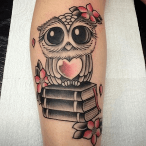 #owl #cartoon #heart #flowers #floral #books #black & #pink #femaletattoo - #tattooartist #lenoncardocabelo 