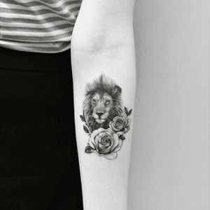 Quero mto fazer 😍 #tatto #fineline #lion #flowers 