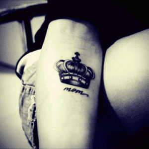 Cool mom tattoo #momtattoo #mom #momtattooidea #Queen