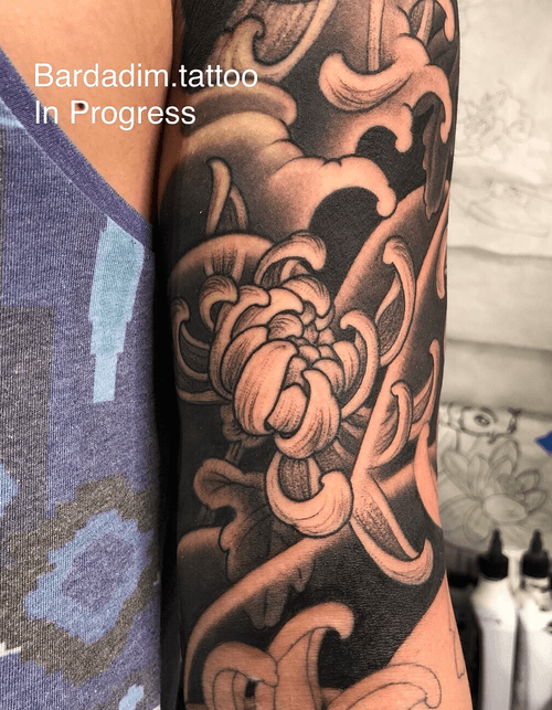 Japanese tattoo. Japanese sleeve. Fragment.  #koi #japanese #japanesetattoo #halfsleeve #irezumi #japanesesleeve #black and grey #flower #tattooartist #tattooart #bardadim 