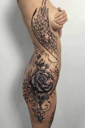 Full side piece, great fun doing this one!! 💎🌹#thescientist #travellingtattooist #ornamentaltattoo #jeweltattoo #gemtattoo #rose #jewel #ornamental #ornate #blackwork #dotwork #realism #hennism #floraltattoo #tattoodo #tattoodoapp #tattoo #ink #inkedgirls #tattooedgirls #tattoooftheday #amazingtattoos #tatouage #tatuaje #tatuagem #ryansmithtattooist #tattooartist 