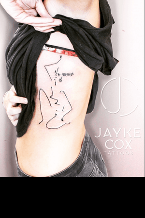 Pretty lines 💯🙌🏻👌🏻 Sponsored by @tattoobuzzbalm 🐝 • done with @truegenttattoosupplies @nocturnaltattooink @kurosumitattooink @stencilanchored • #jaykecoxtattoos #linework #lineworktattoo #abstracttattoo #ribtattoo #tattoos #ta #inked #girlswithtattoos