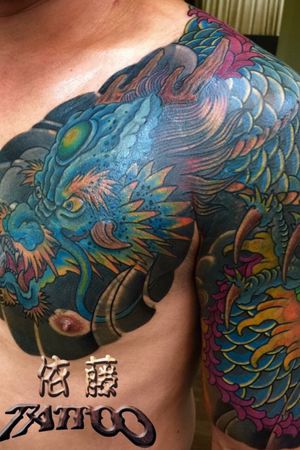 Đang muốn che đi một hình xăm cũ và thay thế bằng một thiết kế mới? Coverup tattoo dragon bắp tay sẽ giúp bạn hoàn thành việc này một cách tuyệt vời! Thiết kế của nó đầy sức mạnh và sự đáng kinh ngạc sẽ là lựa chọn hoàn hảo cho bất kỳ ai muốn có một bắp tay đẹp và đầy triển vọng.