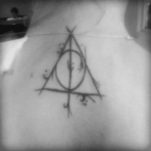 Harry Potter tattoo #deathlyhallows #harrypotter #elderwand #invisibilitycloak #resurrectionstone #hallows #taleofthethreebrothers #geek #potterheads #HarryPotterTattoos #HarryPotterInk #hogwarts #witch #tattooedgirls