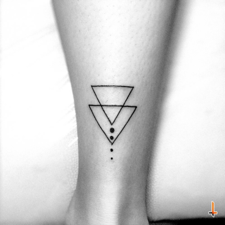 41 Triangle Tattoos For Women That Are Super Inspiring