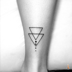 Nº286 #tattoo #tatuaje #littletattoo #ink #inked #triangle #triangletattoo #geometric #geometry #symmetric #bylazlodasilva