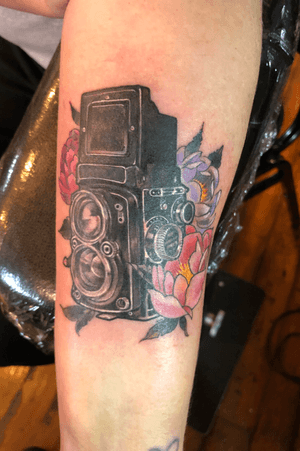 Awesome cover up of an old school 90s kanji character with a beautiful 8mm movie camera. 