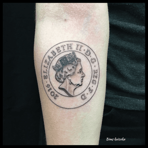 Craaackk!!Madame la reine👑  👸👑 #bims #bimskaizoku #bimstattoo #paris #paname #paristattoo #tatouage #angleterre #england #reine #princesses #couronne #elizabeth2 #queen #cercle #blackandwhite #blackandgrey  #love #hate #livresterling #tattoo #tattoos #tattoodo #tattooflash #tattooer #tttism #blxcktattoo #blackworkerssubmission #blackworkers 