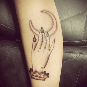 #moon #hand #magical #witch #blackwork #jessikatatts #lyon #tattooartist 