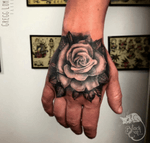 • Hand Rose • #blackcatink #lafincagolf #algorfa #alicante #sorrymomtattoo #sorrymomambassador #costablancatattoo #tattoosnob #tattoo #rosetattoo #realismrose #handtattoo #rose #realism #tattooartist #worldfamoustattooink #inkjectaflitenano #victorportugalink #monsterenergy @tattoosnob @skindeep_uk #skindeep @realism_tattoo