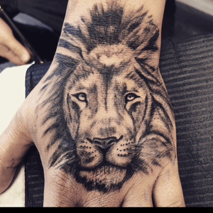 #liontattoo #handtattoo #lionhandtattoo #tattoooftheday 