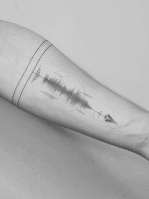 #tattoo #linework #lineworktattoo #minimaltattoo #minimalistic #blackandgrey #blackandgreytattoo #geometry #geometrytattoo #blackwork #soundwaves 