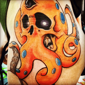 #chthulu #octopus #octopustattoo #octoskull #cthulu #thirdeye #colourful #colourfultattoo #duncanlambertcustomtattoo #duncanlambertmanhattanink #manhattaninkwinslow #orangeandblue #creepy #sick #sidebutt 