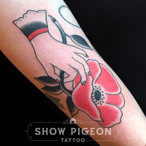 From my one-off flash. #blackandred #victorian #traditional #evieyapelli #showpigeontattoo 
