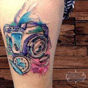 Watercolor Nikon camera tattoo #tattoo #marianagroning #karmatattoo #cdmx #MexicoCity #watercolor #watercolortattoo #watercolortattooartist #nikon #camera #cameratattoo 
