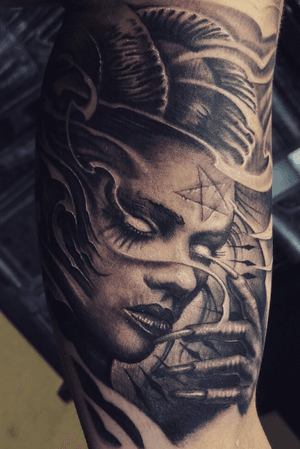 Tattoo by Floyd Varesi @varrystattoo #floydvaresi #varrystattoo #tattoo #skullandrose #demongirl #devilgirl #satansgirl #ink #darkskull #swiss #sissach #swissink #awesometattoo #balmtattooschweiz #tattooart #surrealismart #swissinkinsta #tattooneeds #darktimesmachines #balmtattoo #ravenmachine #worldfamousink #blackandgrey #darkartists #tattooartist #realistictattoo #surealism #proartist #inkworld #realisticink #supertattoos 