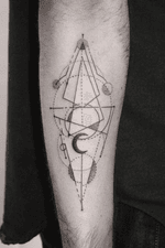 Design and tattoo by @alfiotattoo #geometric #alfiotattoo #fineline #pontilhismo #dotwork #geometrica #moon #lua #luna #blackwork #watercolor #argentinatattoo #ensotattoos #eternalink #tattoodesign 
