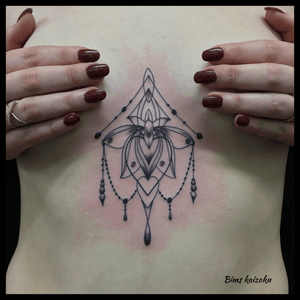 ❤️COEUR❤️ #bims #bimstattoo #bimskaizoku #paris #paname #paristattoo #tatouage #ink #inked #love #hate #chest #underboob #coeur #heart #lotus #flowers #blackworkerssubmission #blxcktattoo #blackworkers #ligne #tattoo #tattrx #tattoos #tattooed #tattoodo #tattooer #tattoo_artwork #tattoostyle 