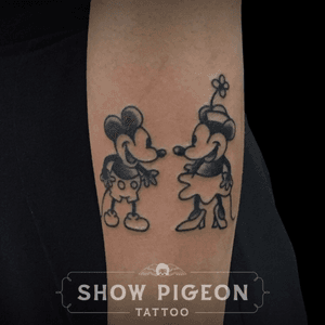 Mickey and Minnie in lurve, from my one-off flash. #MickeyMouse #minniemouse #disney #blackwork #traditional #evieyapelli #showpigeontattoo 