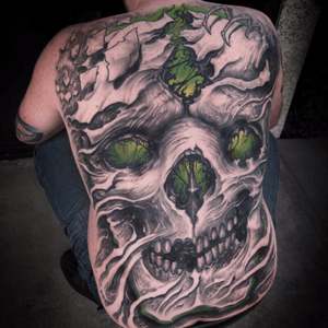 Skull backpiece with some fusion of color in it. All freehand. 