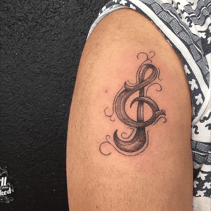 #music #musictattoo #lettering #symbol #tattoo #blackngreytattoo #inklife #inked #tattoodo #cheyennehawkpen #shouldertattoo 
