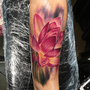 A super fun #lotus I tattooed at the Hawaii tattoo convention in Honolulu. #tattoo #tattoos #ink #inked #inkedup #tattooartist #tattooideas #tattooidea #amazingtattoo #amazingtattoos #crazytattoos #besttattoos #inkedgirls #amazingart #rose #rosetattoo #rosetattoos #floraltattoos #flowertattoo #edmontontattoo #yegtattoo #tatuagem #tatuaje #tattoooftheday #lotustattoo #lotusflower #realismtattoo #watercolourtattoo #painterlytattoo
