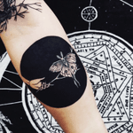 Holding up the Luna moth in front of a new moon by Pony Reinhardt Tattoo #newmoon #moth #lunamoth #geometric #ponhreinhardt 