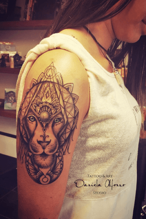 Mandala Lion. #tattooartist #lion #mandala #ladytattooers #colombia #linework
