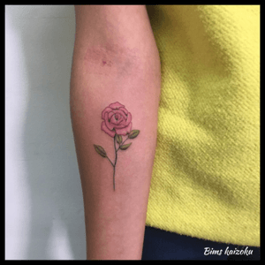 Petite rose couleurs ❤️ #bims #bimskaizoku #bimstattoo #paristattoo #paris #paname #tatouage #tatouages #tatouée #rose #flowers #flower #colors #inked #inkedgirl #tattoo #tattooer #tattooist #tattoos #tattoomodel #tattooink #tattoogirls #tattoostyle #tattooart #tattoed #tattoolover #tattooartist #tattooidea #raveninktattooclub 