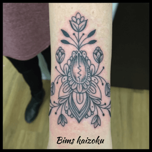 #bims #bimskaizoku #bimstattoo #flower #blackandgrey #bijoux #bijouxfantaisie #tatouage #tatouages #paristattoo #paris #paname #ink #inkedgirl #inked #dragonflyrotary #style #tatt #tattoo #tattoed #tattoos #tattoist #tattoogirl #txttoo #tattooworld #tattooer #tattooworkers #tattooart #tattooartist @tatouages_et_citations @idees__tatouages @raveninktattooclub @tattoos_of_instagram