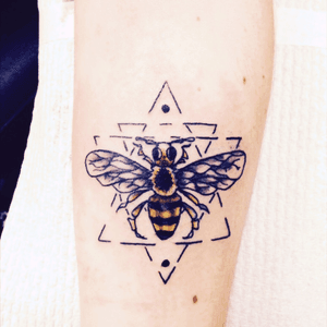 Bee my honey #badpun #bee #geometric #tattoo #tattooapprentice #color #traditionaltattoo #oldschool 