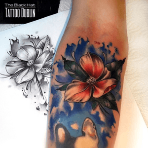 Amazing watercolor effect flower by @blackhatsergy you can recognize the style 😊.11/12 Parnell Street - free consultation 11am/7pm - just pop in.#flowertattoo #flower #neotraditionaltattoo #neotraditionalflower #colortattoo #watercolortattoo #dublintattoo #tattoo #tats #dublin #irishinkers #ink #inked #dublintown #whattodoindublin 