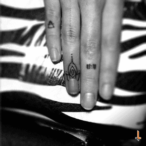 Nº208 Finger Little Tattoo (Every tattoo counts) #tattoo #littletattoo #fingertattoo #ink #mandala #floral #decorative #decoration #bylazlodasilva @mazeberod 
