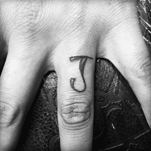 #lettering #freehand #freehandtattoo #smalltattoo #fingertattoo #letter #inked #cheyennehawkpen #eikondevice #mexican #tattoolife #tattooartist 