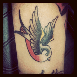 This bird is for my grandfather who kept birds for almost his entire life.And also it's one of the first tattoos my dear friend did on me, while practicing. The fruend grew out to be a fully booked tattooer in Rotterdam, and I'm still very proud to have this cute beginning of his career on my arm. #swallowtattoo #duncandaruma 