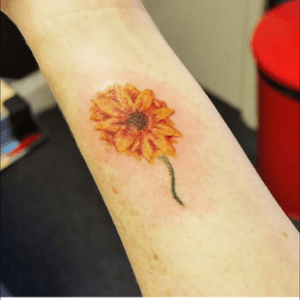Little sunflower #eastside #eastsidetattoo #eastsidetattoo44 #irthlingborough #tattoo #ink #tattooartist #colourtattoo #wristtattoo #flowertattoo #sunflower #sunflowertattoo