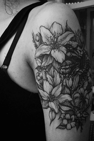 Flowers (cover-up) #Black #blackandgrey #blackwork   #dotwork #ladytattooers #floral #shoulder #onlyblackart #blackworktattoo #tattoooftheday #daily #new #girl #girly #edanoy #noy #kadıköy #istanbul #turkey 