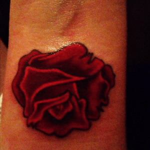 A rose that represent my mom. Its a little broken, but still beautiful and perfect 😍 #rose #formymom #mamatattoo