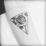 Tatuagem triangulo rosa #jeffinhotattow #triangle #rose #rosa #triangulo 